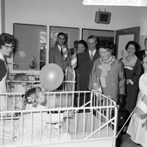 Koningin Juliana tijdens de rondgang door het ziekenhuis, Bestanddeelnr 917-7360