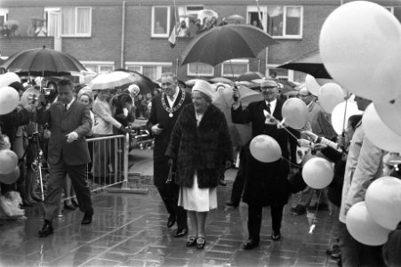 Koningin Juliana tijdens haar wandeling door Leeuwarden. Links burgemeester van , Bestanddeelnr 923-4452