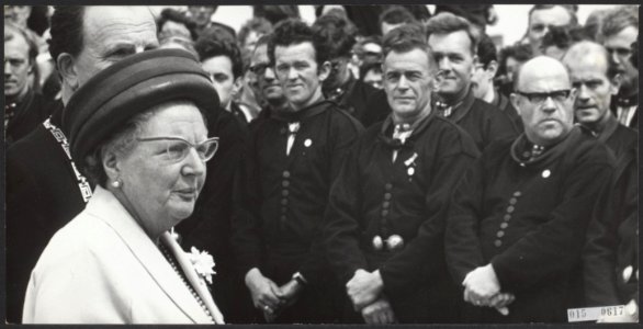 Koninklijk huis, koninginnen, bezoeken, zangkoren, klederdrachten, Juliana, koni, Bestanddeelnr 015-0617