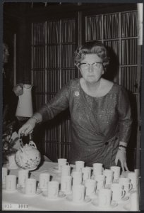 Koningin Juliana schenkt met kerstmis chocolademelk voor haar personeel, Bestanddeelnr 015-1049