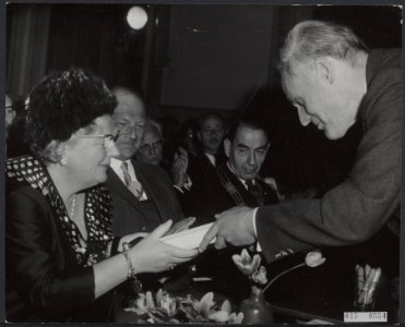 Koninklijk huis, koninginnen, bezoeken, vergaderingen, voorzitters, boeken, Heer, Bestanddeelnr 015-0554