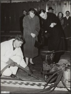 Koninklijk huis, prinsessen, excursies, scheepswerven, arbeiders, Beatrix, prins, Bestanddeelnr 017-0200