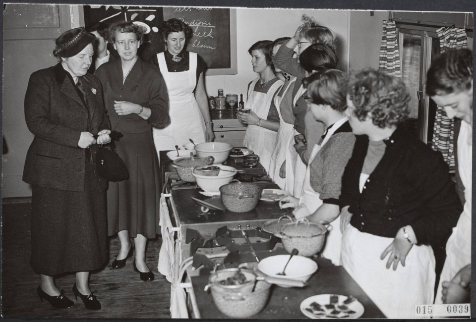 Koninklijk huis, bezoeken, beroepsonderwijs, voedselbereiding, Juliana, koningin, Bestanddeelnr 015-0039