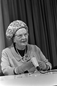 Koningin Juliana tijdens de persconferentie, Bestanddeelnr 920-3520