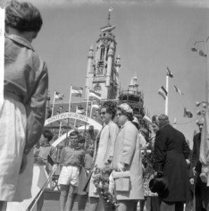 Koninklijk gezin in Middelburg (Irene, Marijke en Beatrix het plein), Bestanddeelnr 913-8929
