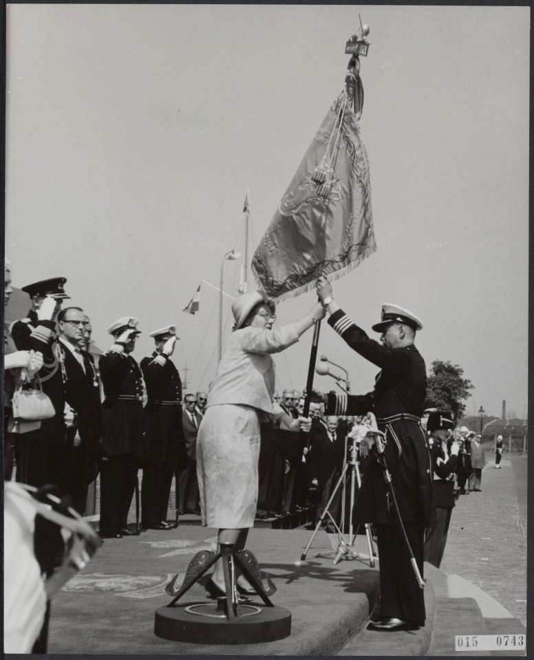Koninklijk huis, koninginnen, marine, officieren, vaandels, Jong P.J.s.D., Julia, Bestanddeelnr 015-0743