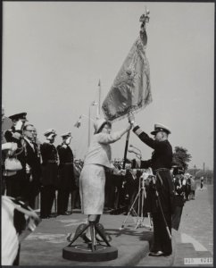 Koninklijk huis, koninginnen, marine, officieren, vaandels, Jong P.J.s.D., Julia, Bestanddeelnr 015-0743