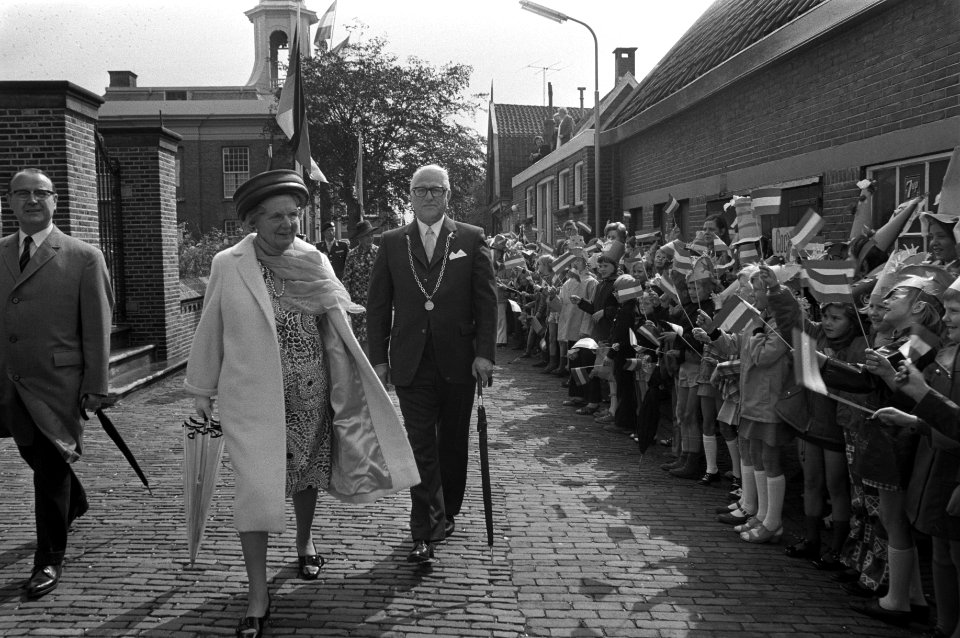 Koningin Juliana tijdens de rondleiding, in gezelschap van burgemeester van Koog, Bestanddeelnr 925-6558