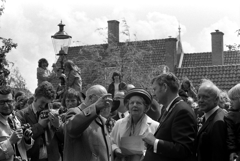 Koningin Juliana tijdens de rondleiding, links van haar wethouder van Zaandam D., Bestanddeelnr 925-6556