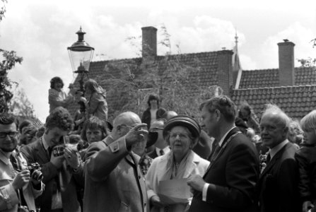 Koningin Juliana tijdens de rondleiding, links van haar wethouder van Zaandam D., Bestanddeelnr 925-6556
