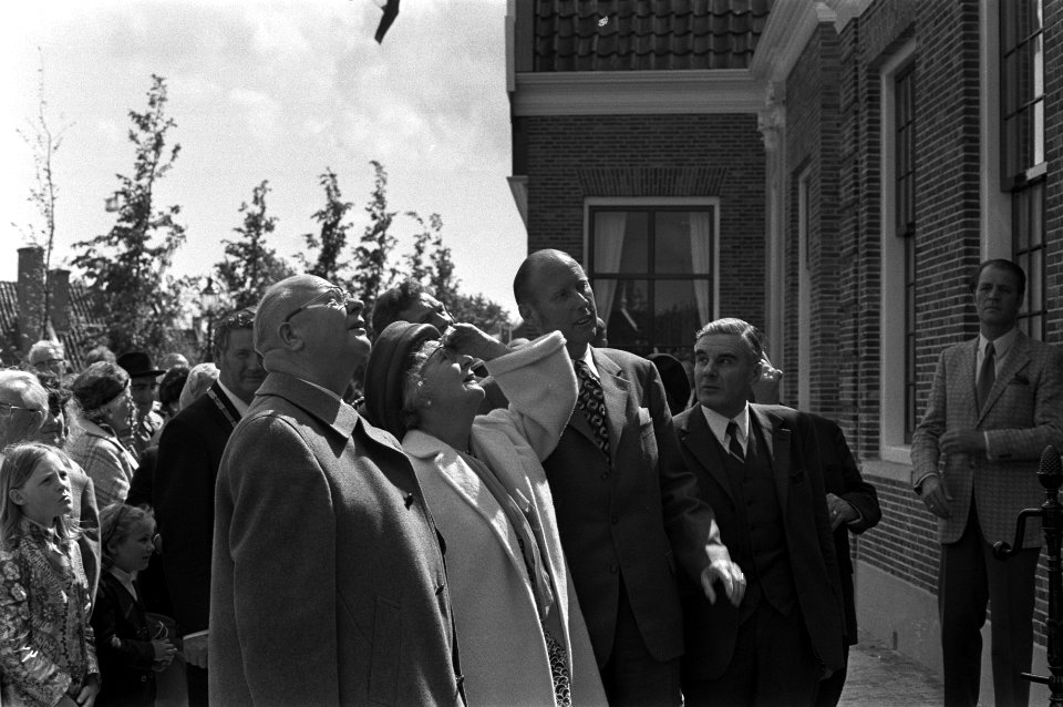 Koningin Juliana tijdens de rondleiding, geflankeerd door burgemeester van Westz, Bestanddeelnr 925-6553