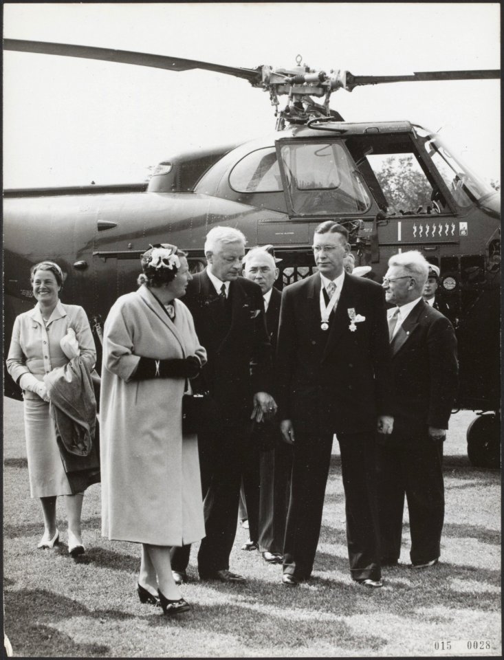 Koninklijk huis, bezoeken, helicopters, vliegvelden, Aalders, CCh, Juliana, ko, Bestanddeelnr 015-0028
