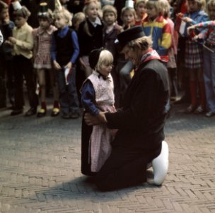 Koningin Juliana tijdens bezoek het Gooi kinderen in klederdracht, Bestanddeelnr 254-9457