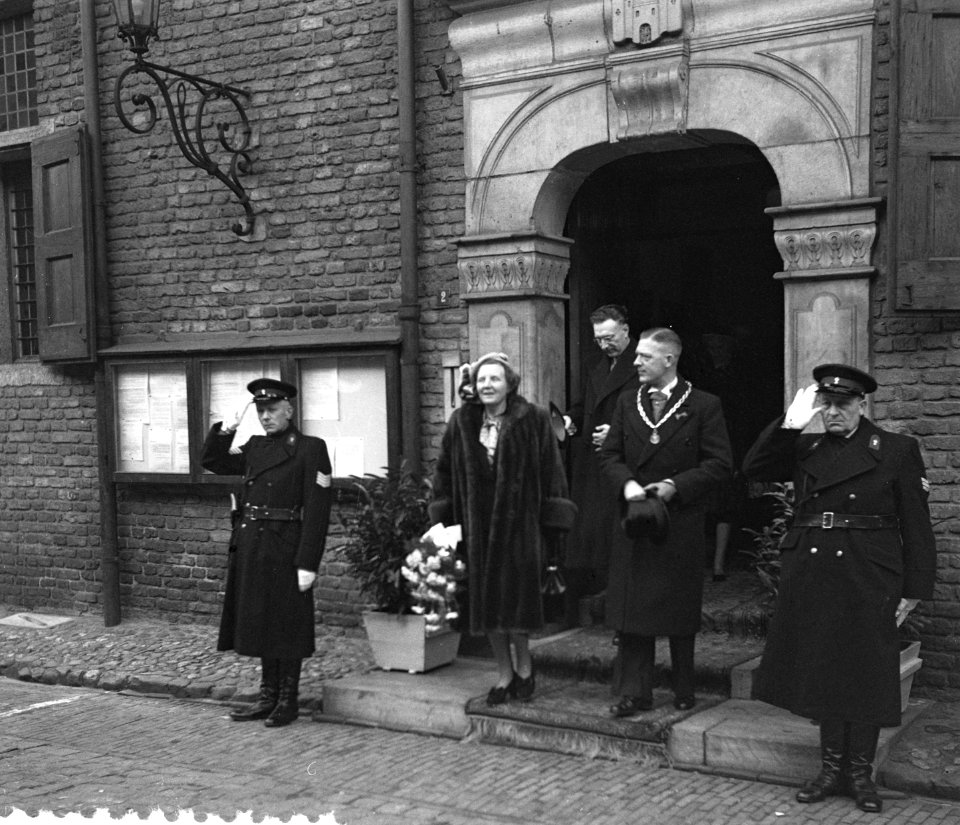 Koningin Juliana opent een brug in Doesburg, Bestanddeelnr 904-9488