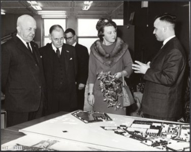 Koninklijk huis, prinsessen, bezoeken, maquettes, ondernemingen, Beatrix, prinse, Bestanddeelnr 017-0741