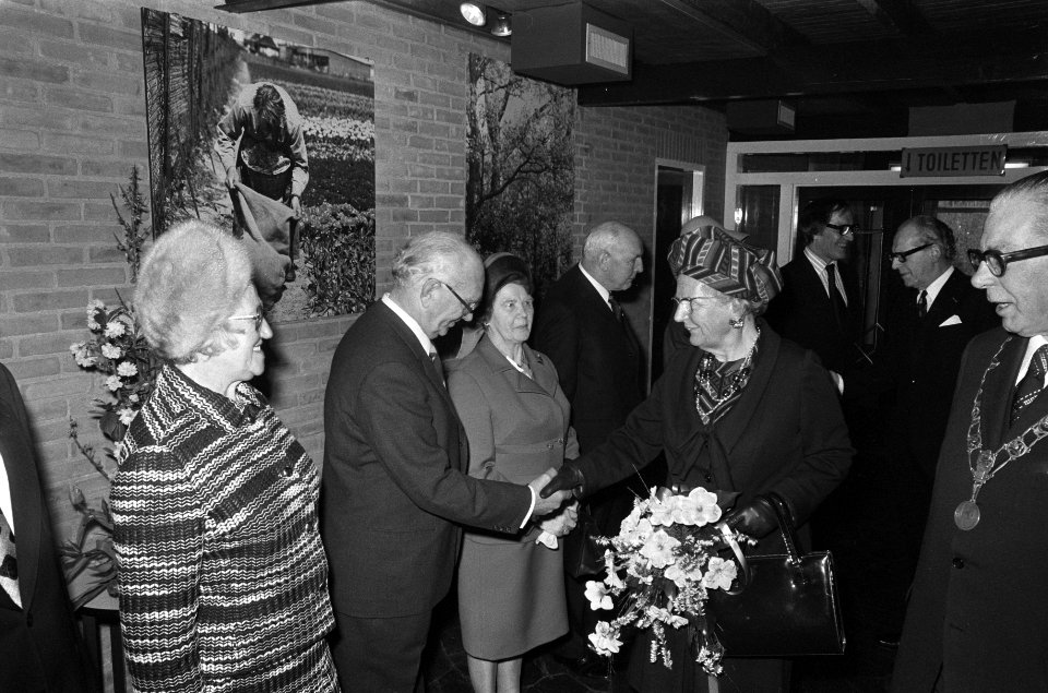 Koningin Juliana opent 25e Keukenhofbloemententoonstelling ontvangst koningin Ju, Bestanddeelnr 927-0863