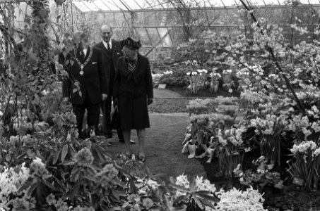Koningin Juliana opent 25e Keukenhof bloemententoonstelling koningin Juliana in , Bestanddeelnr 927-0861