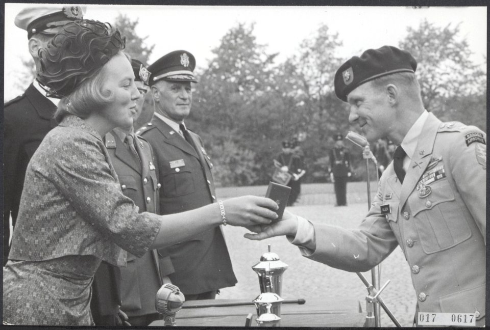 Koninklijk huis, prinsessen, bezoeken, militairen, prijsuitreikingen, Beatrix, p, Bestanddeelnr 017-0617