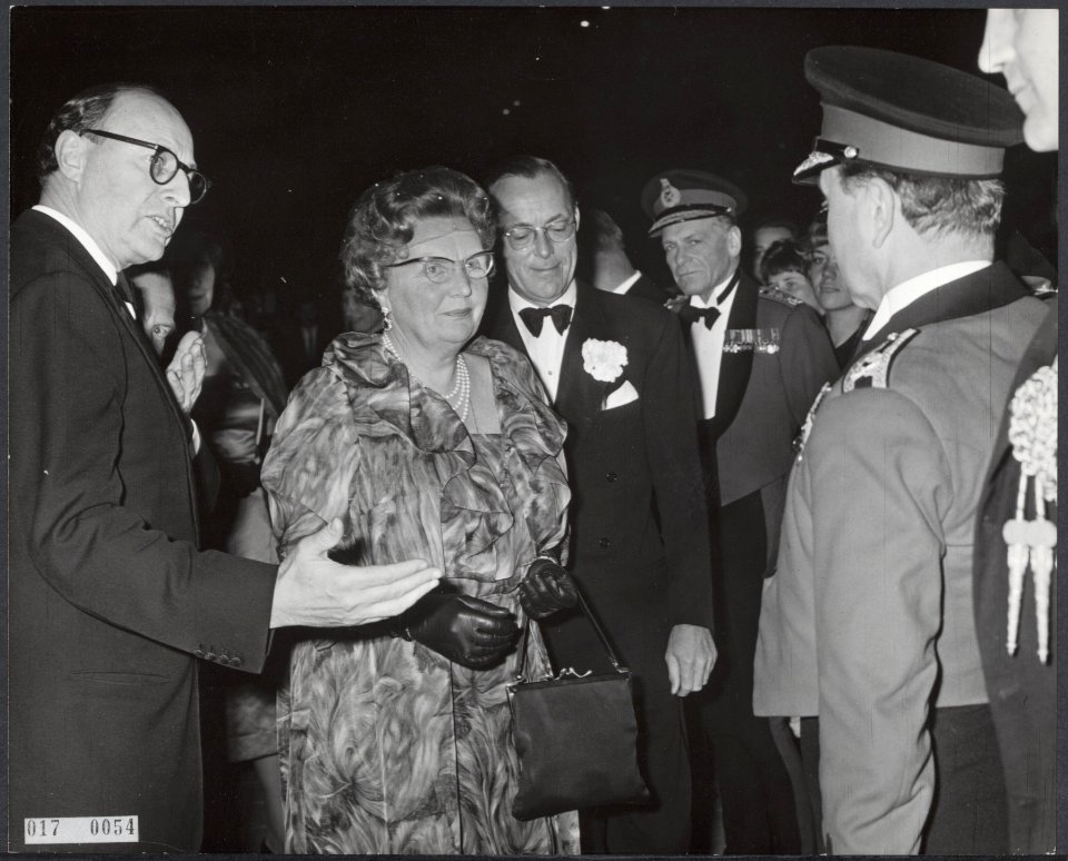 Koninklijk huis, koninginnen, prinsen, begroetingen, ambassadeurs, muziekkorpsen, Bestanddeelnr 017-0054