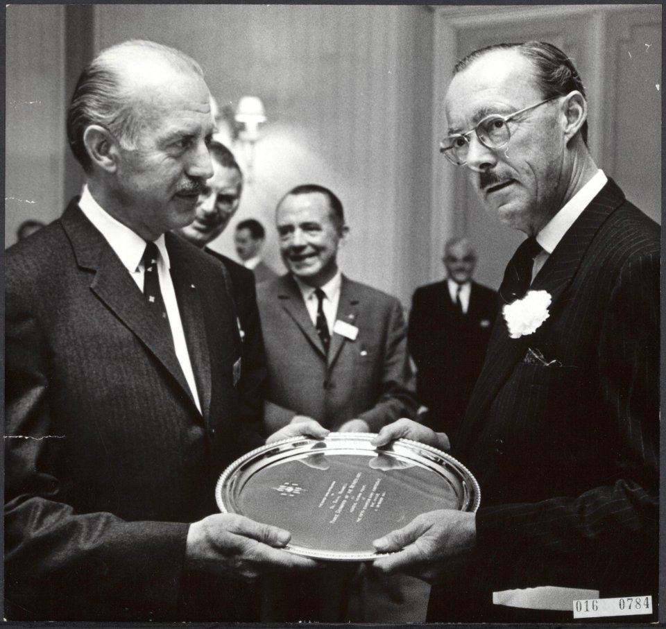 Koninklijk huis, prinsen, geschenken, piloten, Bernhard, prins, Hartranft J.B., , Bestanddeelnr 016-0784