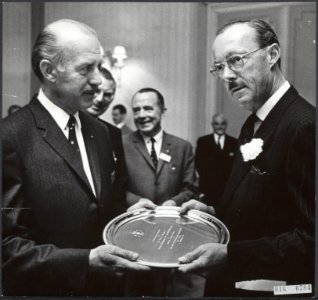 Koninklijk huis, prinsen, geschenken, piloten, Bernhard, prins, Hartranft J.B., , Bestanddeelnr 016-0784