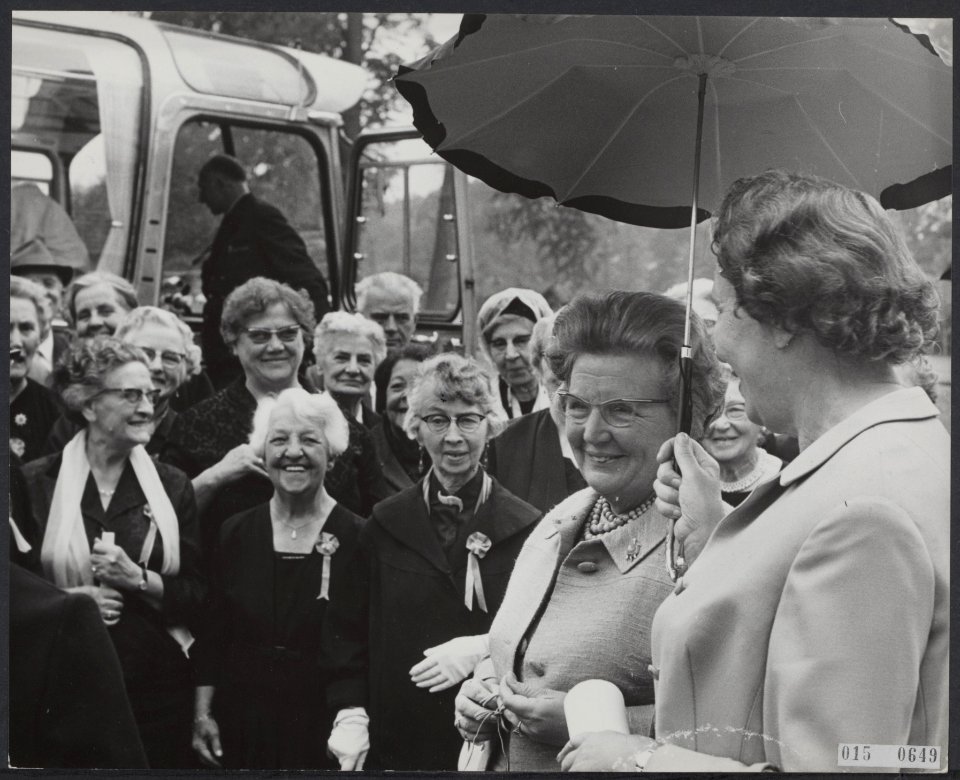 Koninklijk huis, koninginnen, defiles, bejaarden, gesprekken, Juliana, koningin,, Bestanddeelnr 015-0649