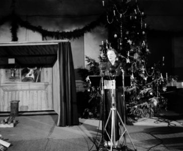 Koningin Juliana tijdens de kerstboodschap, Bestanddeelnr 909-2020