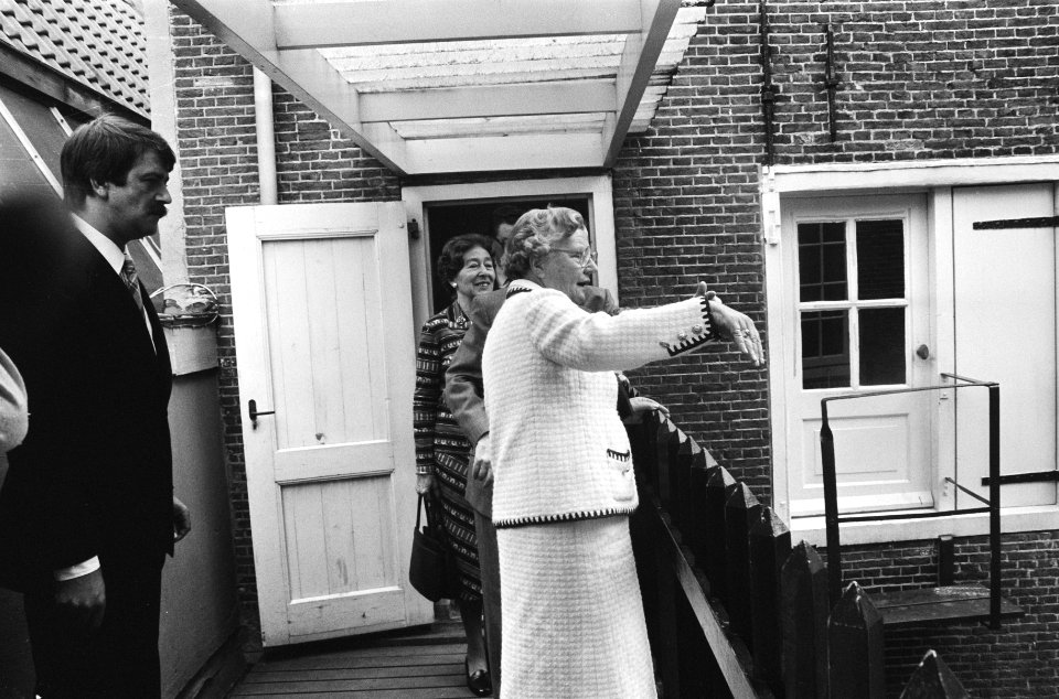 Koningin Juliana tijdens de rondgang, Bestanddeelnr 930-3103