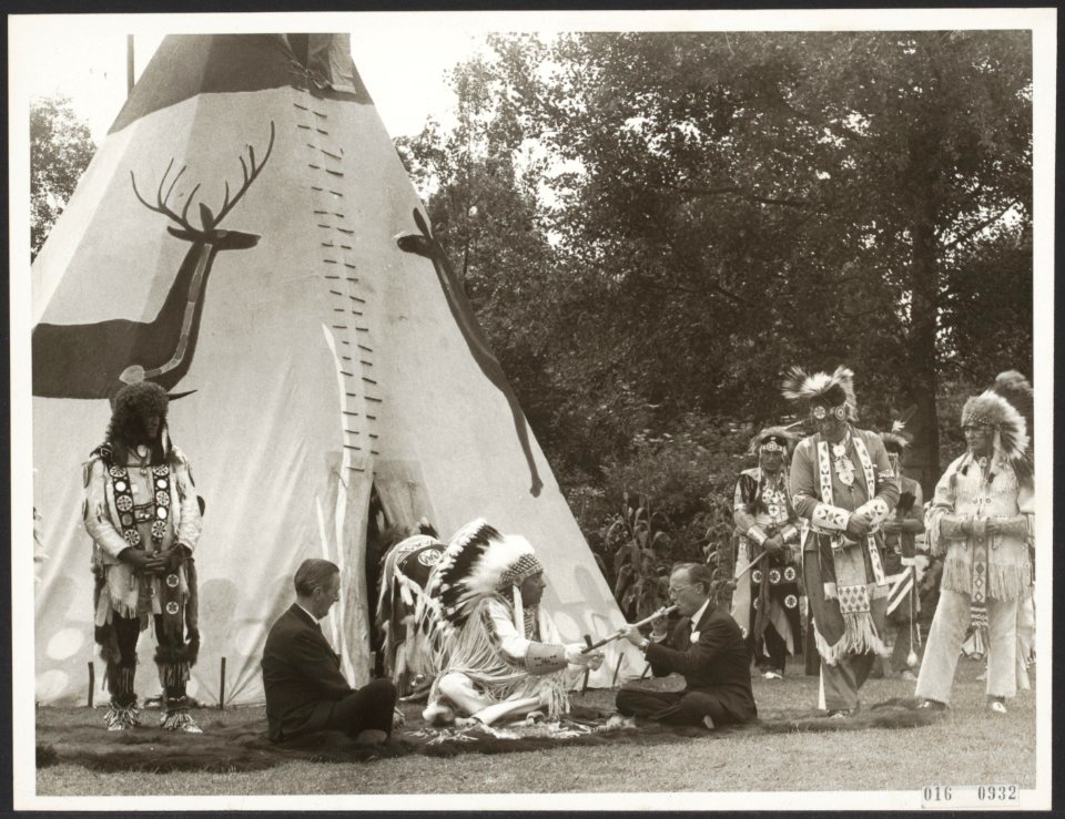 Koninklijk huis, prinsen, folklore, indianen, Bernhard, prins, Mcdougal Black Ho, Bestanddeelnr 016-0932