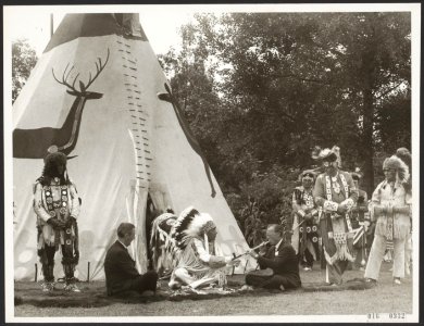 Koninklijk huis, prinsen, folklore, indianen, Bernhard, prins, Mcdougal Black Ho, Bestanddeelnr 016-0932