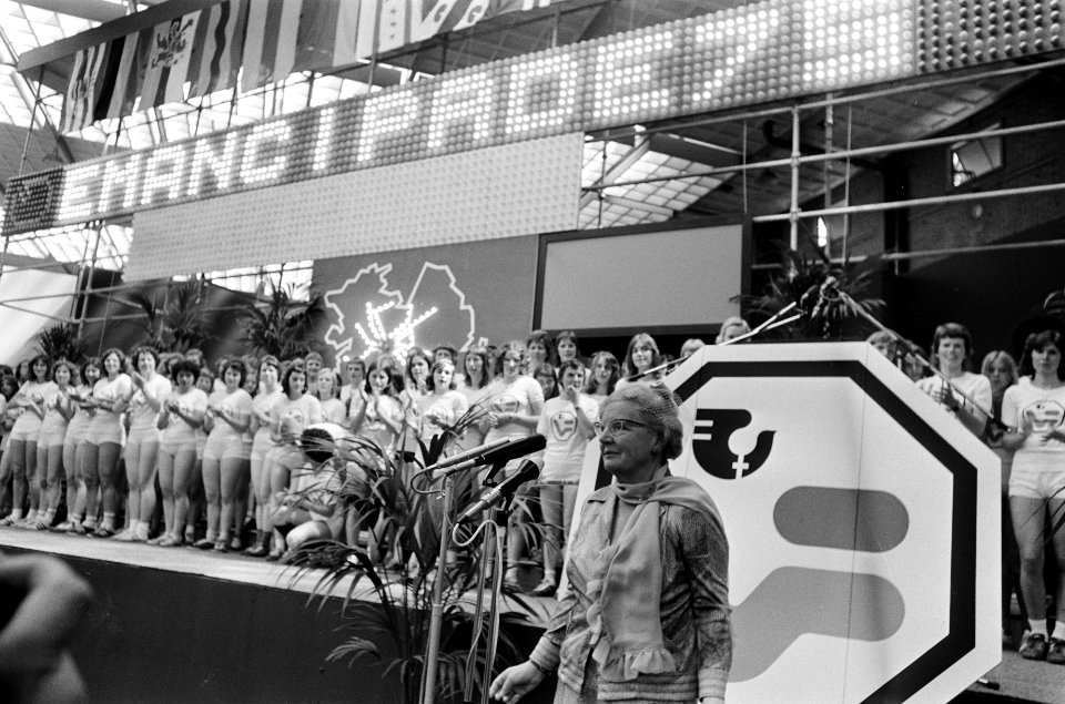 Koningin Juliana tijdens de opening, op de achtergrond estafetteloopsters, Bestanddeelnr 927-9375