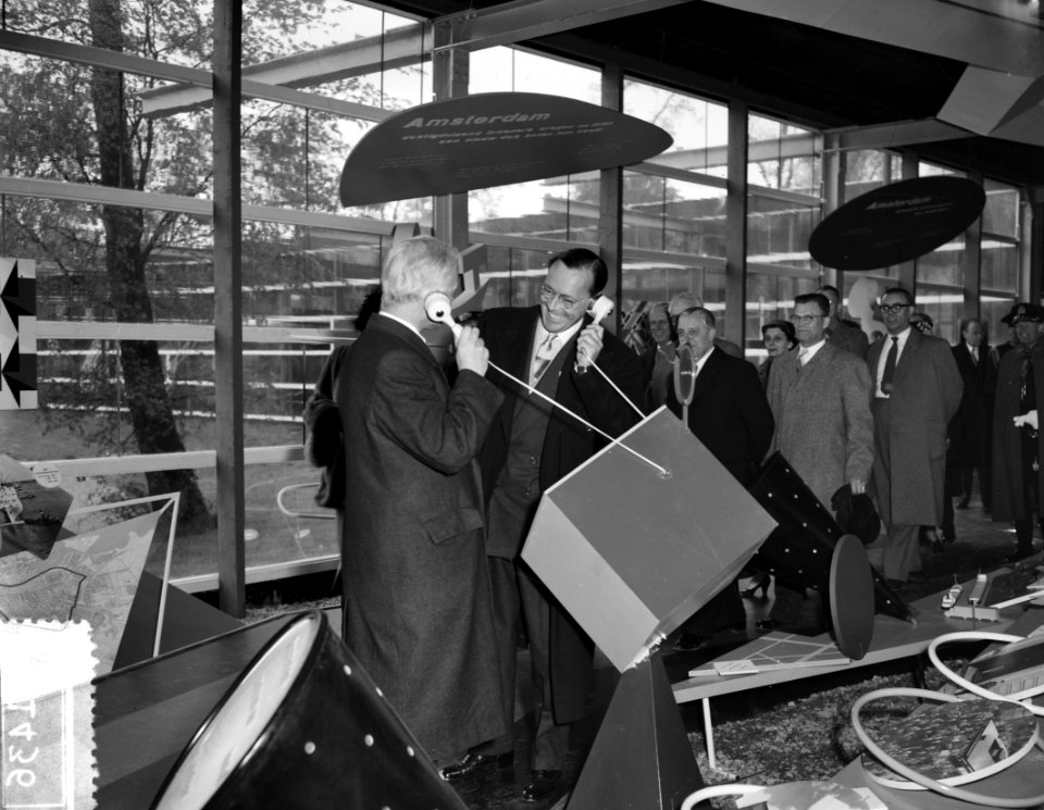 Koningin Juliana opent de tentoonstelling E55, Bestanddeelnr 907-1436
