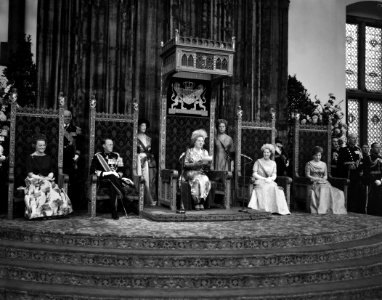 Koningin Juliana tijdens de troonrede links van haar prins Bernhard, rechts van, Bestanddeelnr 914-3224