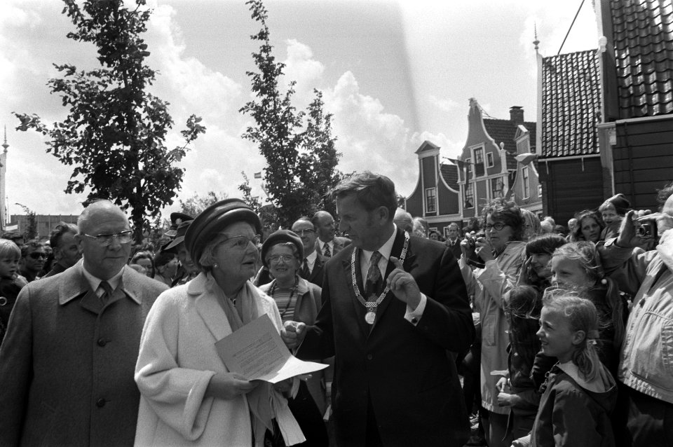 Koningin Juliana tijdens de rondleiding, met burgemeester van Westzaan F. Verste, Bestanddeelnr 925-6554