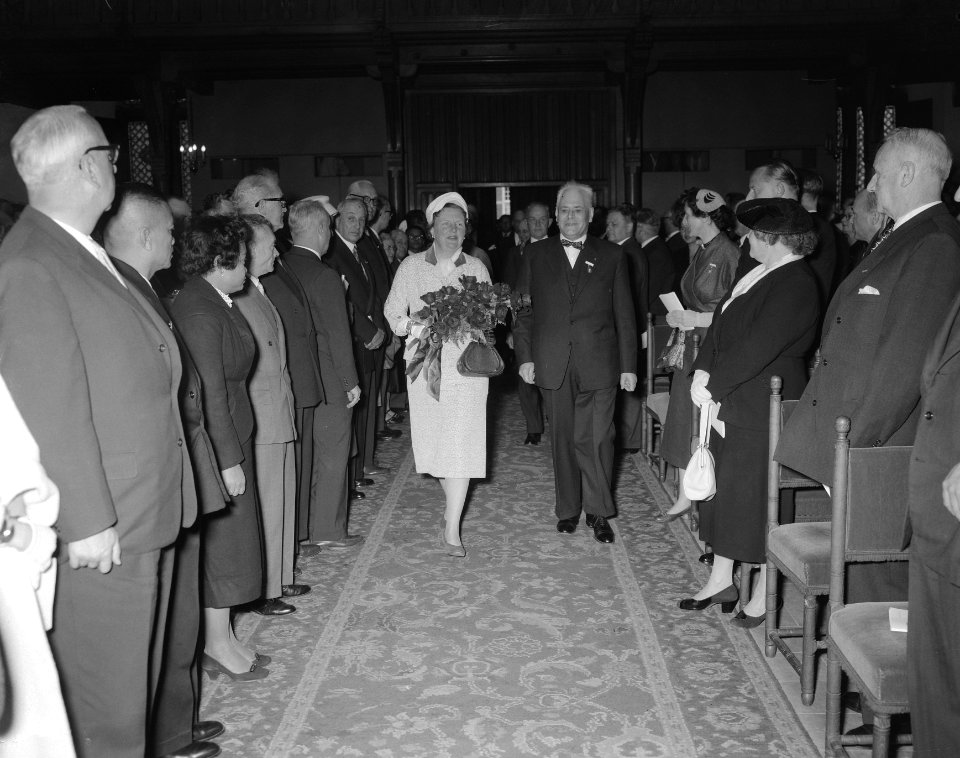 Koningin Juliana opent het dertiende Gemeente Congres in Den Haag, Bestanddeelnr 908-6712