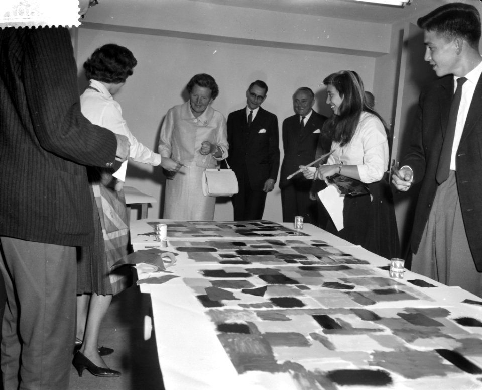 Koningin Juliana opent het AMVJ-gebouw te Rotterdam Hare Majesteit tijdens de r, Bestanddeelnr 910-6857