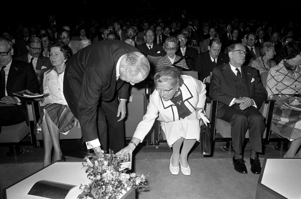 Koningin Juliana tijdens de bijeenkomst, links van haar Bannier, eerste directeu, Bestanddeelnr 927-9611