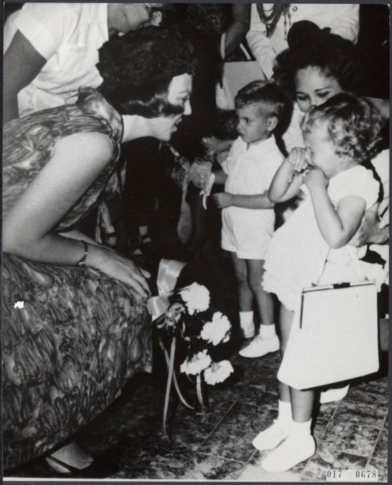 Koninklijk huis, prinsessen, bezoeken, kinderen, bloemen, gebiedsdelen, Beatrix,, Bestanddeelnr 017-0678
