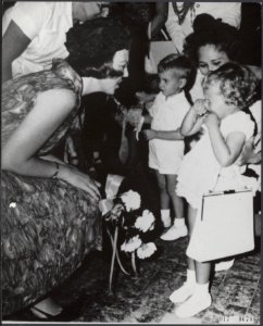 Koninklijk huis, prinsessen, bezoeken, kinderen, bloemen, gebiedsdelen, Beatrix,, Bestanddeelnr 017-0678