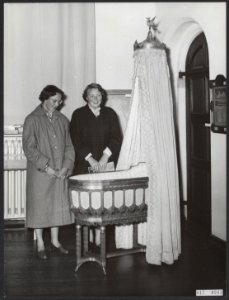 Koninklijk huis, prinsessen, bezoeken, tentoonstellingen, meubilair, Beatrix, pr, Bestanddeelnr 017-0243