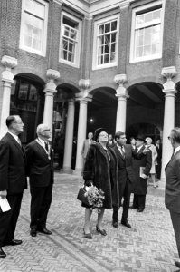 Koningin Juliana opent Amsterdams Historisch Museum in het voormalig Burgerweesh, Bestanddeelnr 922-9893