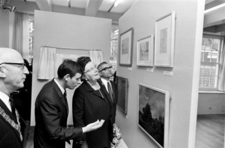 Koningin Juliana opent Amsterdams Historisch Museum in het voormalig Burgerweesh, Bestanddeelnr 922-9895