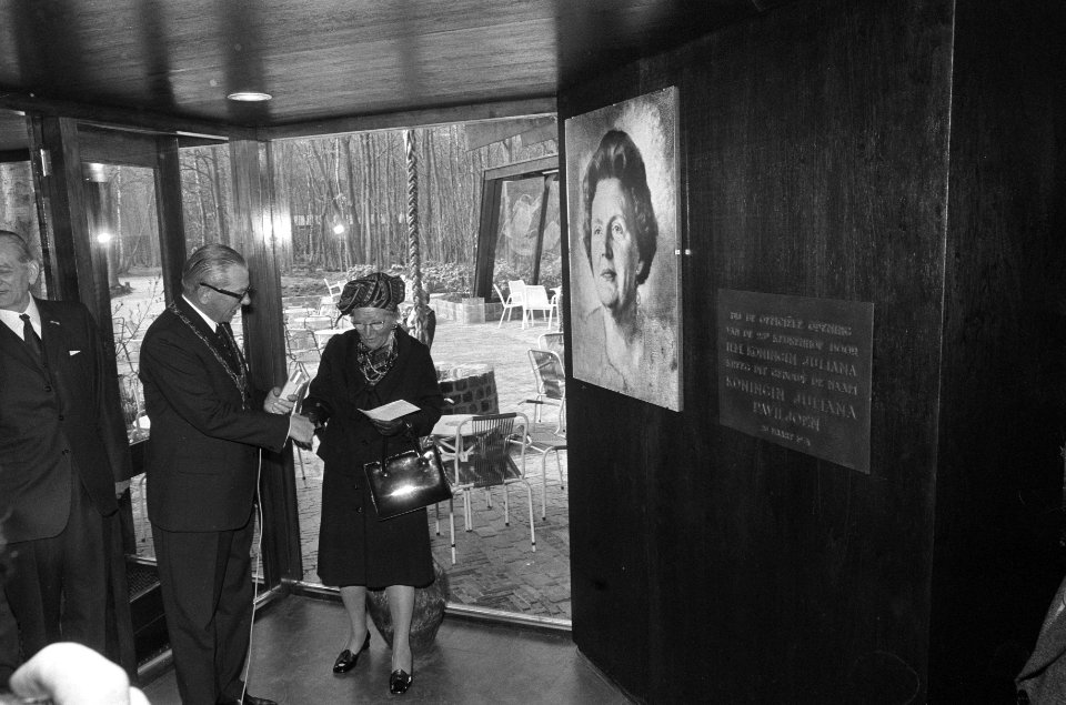 Koningin Juliana opent 25e Keukenhofbloemententoonstelling koningin Juliana bij , Bestanddeelnr 927-0865