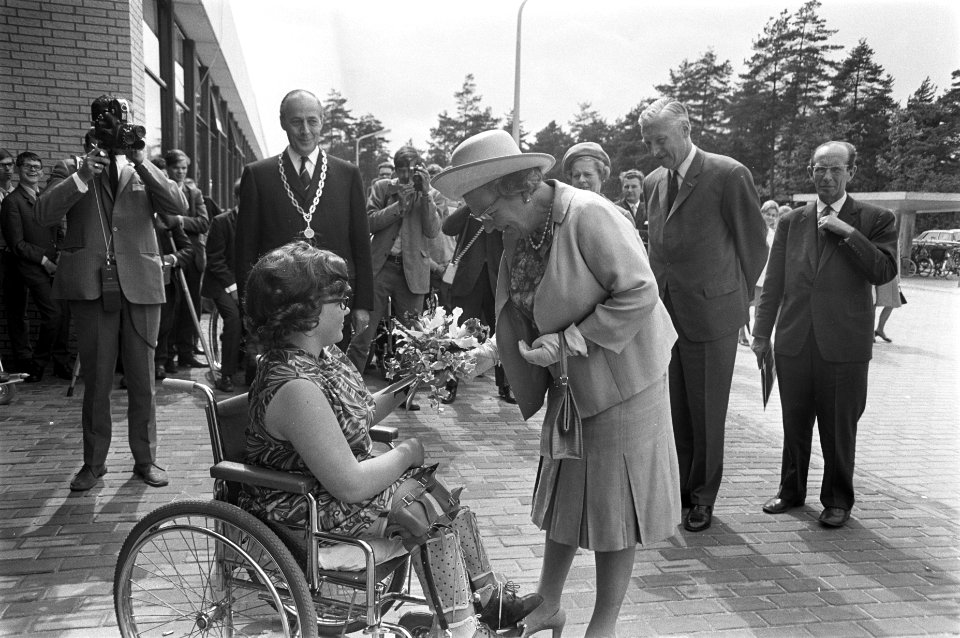 Koningin Juliana opende Werkenrode te Groesbeek. Hare Majesteit ontvangt bloem, Bestanddeelnr 921-4628