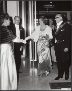 Koninklijk huis, prinsessen, begroetingen, openingen, theaters, burgemeesters, m, Bestanddeelnr 017-0642