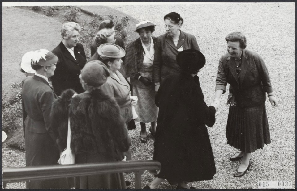 Koninklijk huis, ontvangsten, groepen, vrouwenarbeid, gesprekken, Juliana, konin, Bestanddeelnr 015-0037