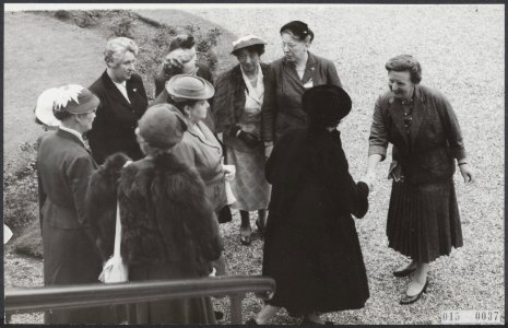 Koninklijk huis, ontvangsten, groepen, vrouwenarbeid, gesprekken, Juliana, konin, Bestanddeelnr 015-0037