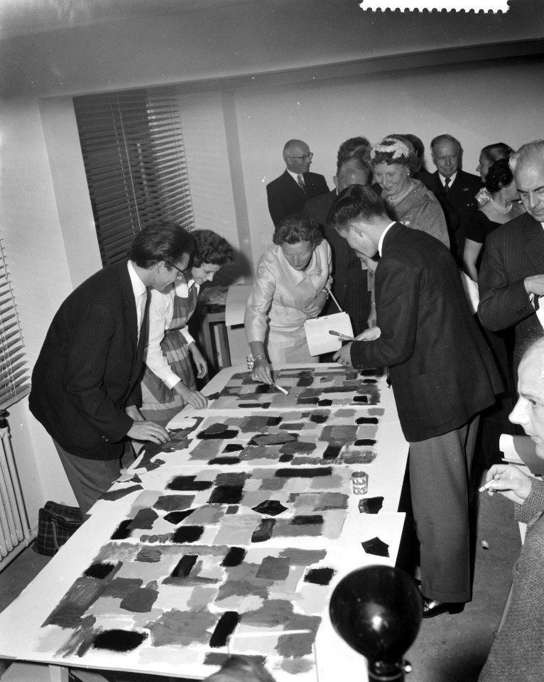 Koningin Juliana opent AMVJ-gebouw te Rotterdam Hare Majesteit tijdens de rondga, Bestanddeelnr 910-6860