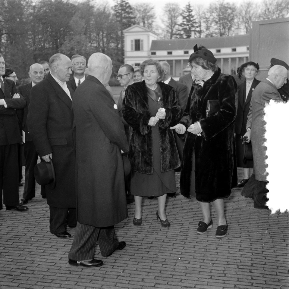Koningin Juliana opent een tentoonstelling in het Koninklijk Huisarchief, Bestanddeelnr 904-8430
