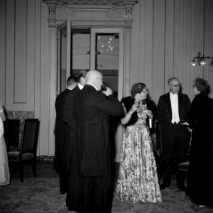 Koningin Juliana tijdens de pauze in gesprek met andere gasten, Bestanddeelnr 255-7485